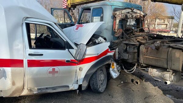 В Крыму автокран врезался в автомобиль скорой помощи