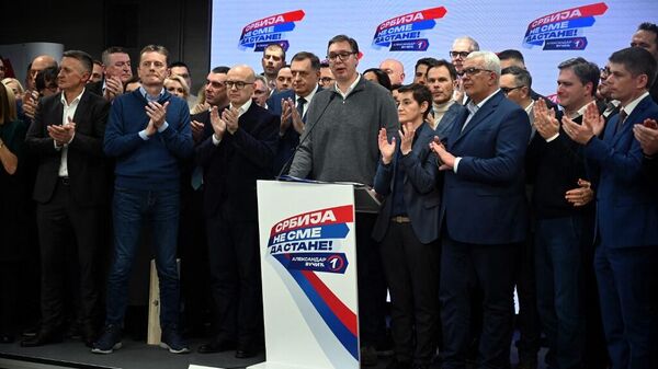 Президент Сербии Александр Вучич (в центре) обращается к СМИ