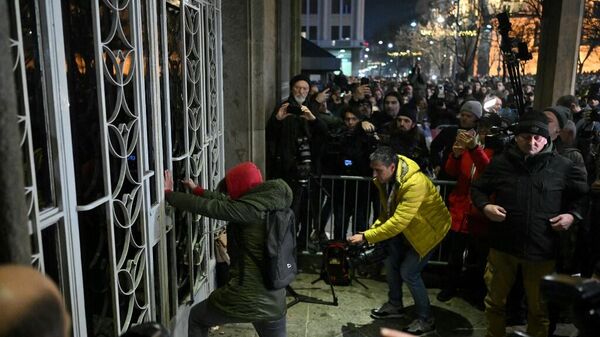 Протестующие возле здания Избирательной комиссии в Белграде, 18 декабря 2023 года