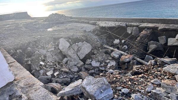 Разрушенная штормом набережная в Крыму
