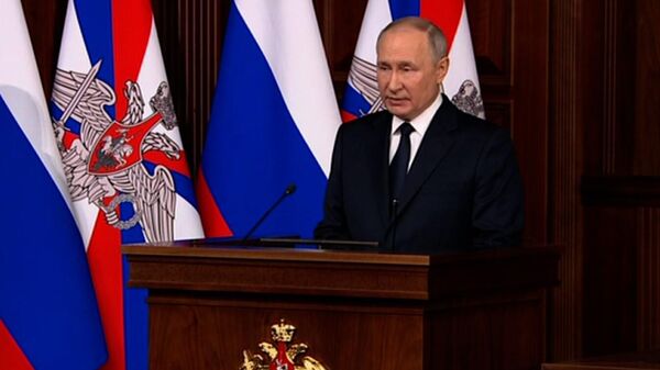 Владимир Путин выступает на расширенном заседание коллегии Минобороны РФ