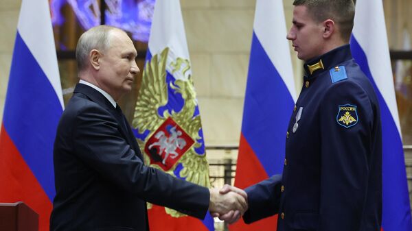 Президент РФ Владимир Путин вручил медаль Золотая звезда Герою Российской Федерации рядовому Евгению Кудинову