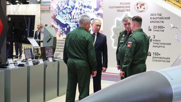 Президент РФ В. Путин осматривает выставку образцов передовых вооружений российской армии