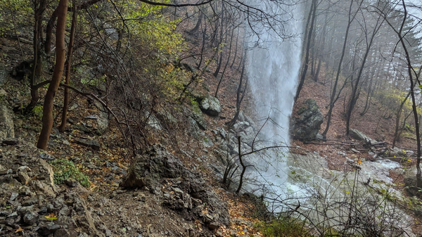 В Ялтинском заповеднике проснулся сухой водопад