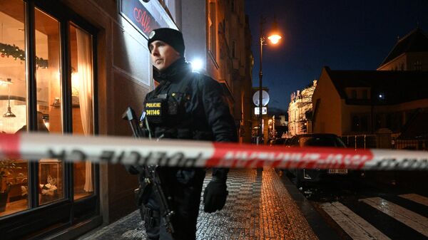 Полицейский охраняет территорию возле Карлова университета в центре Праги, 21 декабря 2023 года.