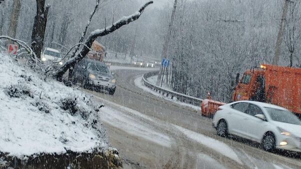 Снег на Ангарском перевале в Крыму