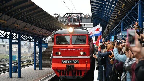 Видео прибытия первого поезда из Санкт-Петербурга в Крым