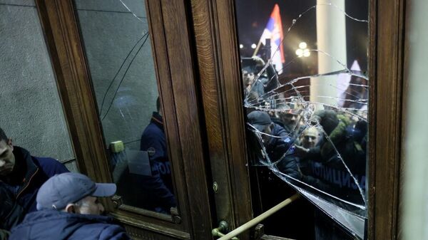 Сторонники оппозиции устроили беспорядки перед зданием городского совета Белграда