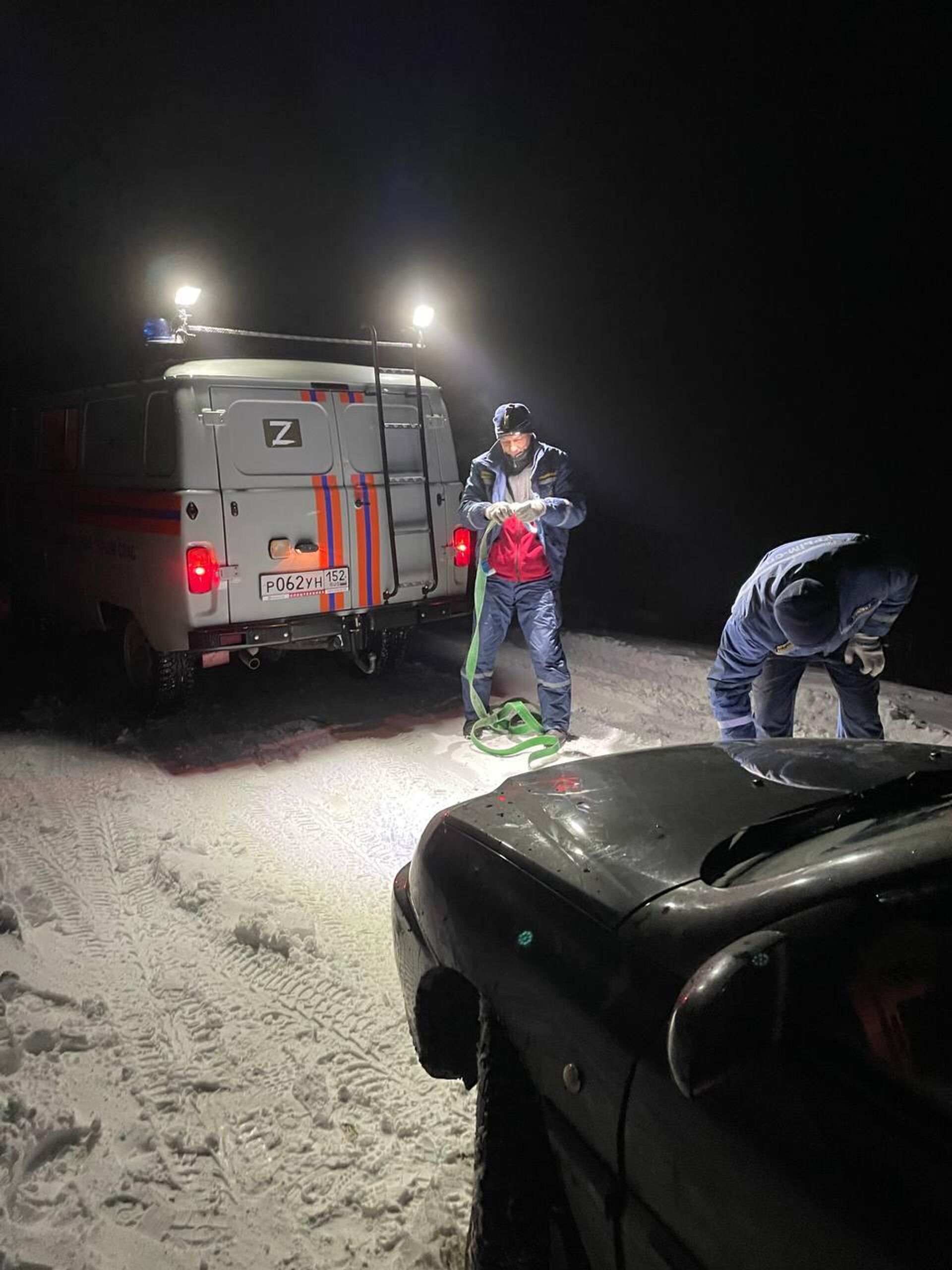 Снегопад по-крымски: ночью в горах застряли три автомобиля с пассажирами -  РИА Новости Крым, 25.12.2023