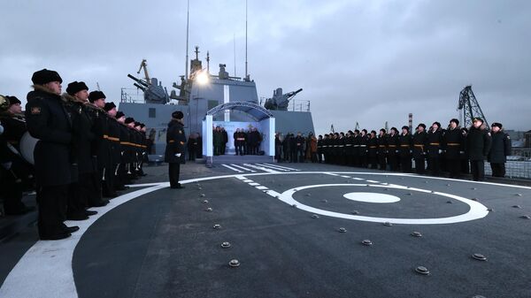 Президент РФ Владимир Путин на церемонии подъема военно-морского флага на фрегате Адмирал Головко