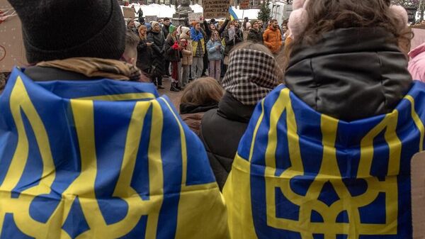 Активисты присутствуют на митинге перед Киевсоветом 