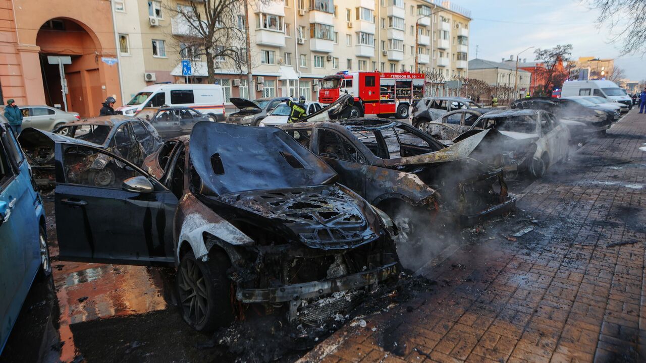 Жители Белгорода несут цветы на стихийные мемориалы в центре города - РИА  Новости Крым, 31.12.2023