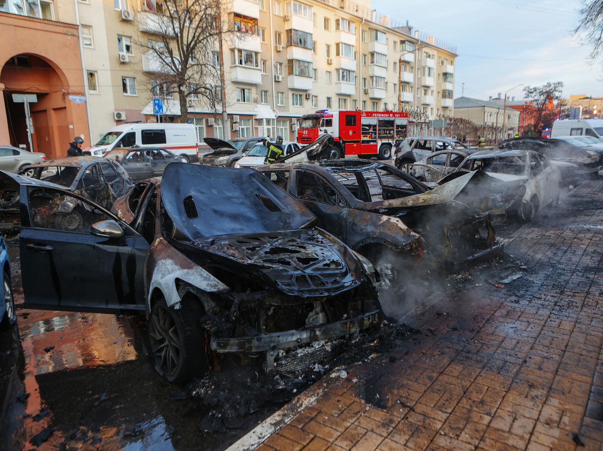 Жители Белгорода несут цветы на стихийные мемориалы в центре города - РИА  Новости Крым, 31.12.2023