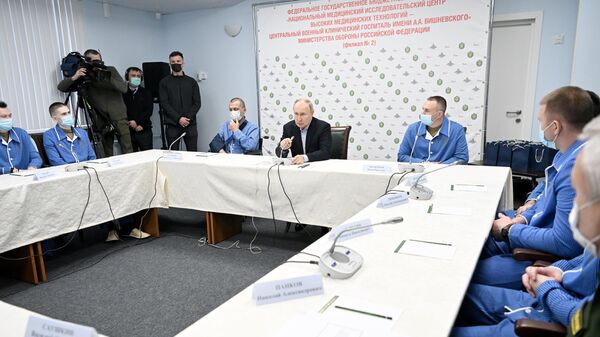 Президент РФ В. Путин посетил госпиталь им. А. А. Вишневского Министерства обороны РФ