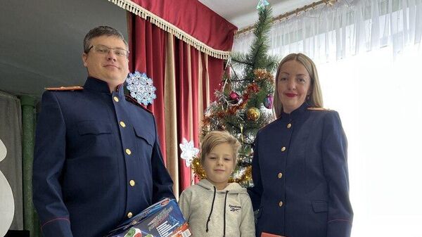 Юного героя из Раздольненского района Женю Левчука с Новым годом поздравили офицеры СК