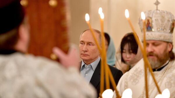 Владимир Путин встречает Рождество в домовом храме в Ново-Огарево