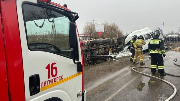 В районе поселка Пятигорский столкнулись грузовик и маршрутное такси