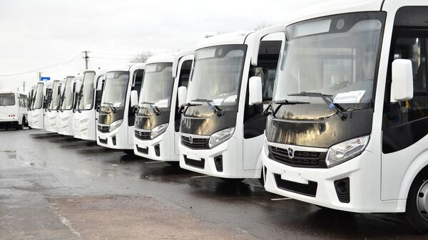 В новые регионы передали 299 новых автобусов отечественного производства.

