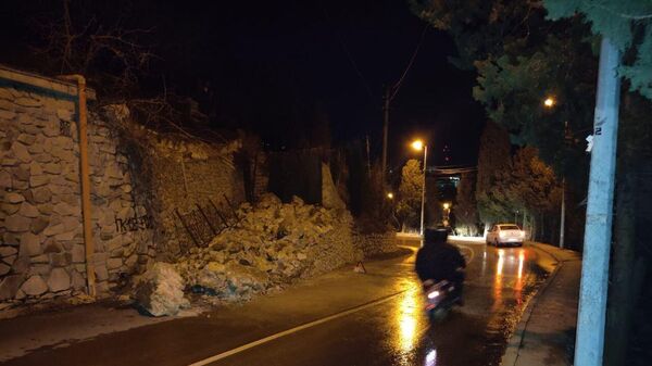 Подпорная стена обрушилась на дорогу в Ялте
