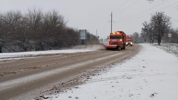 Обстановка на дорогах Крыма в снегопад