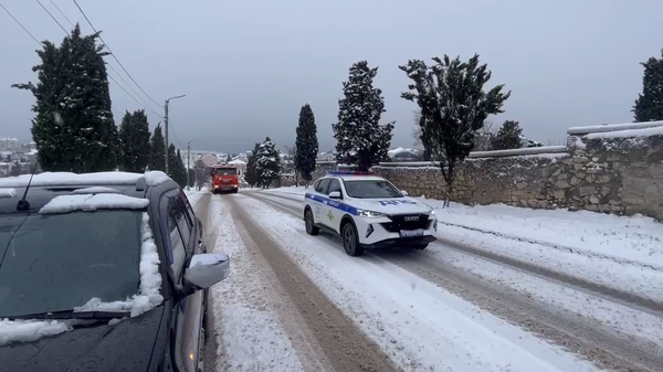 Ситуация на дорогах Севастополя во время сильных снегопадов