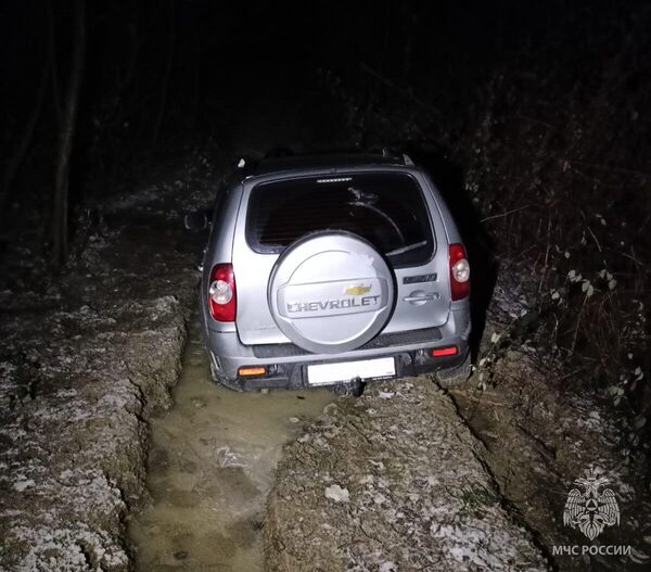Автомобиль застрял в районе урочища Черноморка в Сочи Автомобиль застрял в районе урочища Черноморка в Сочи