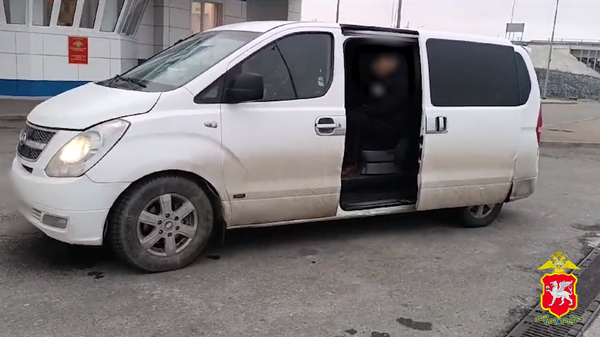 Сотрудники ДПС Керчи задержали девять незаконных мигрантов в одном автобусе