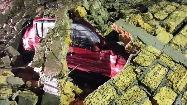 В Ялте ночью сошел сель и подпорная стена упала на автомобиль