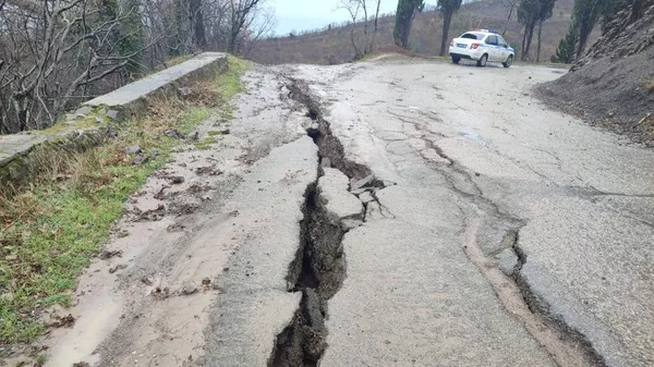 На участке автомобильной дороги Алушта – Рабочий Уголок прекращено движение всех видов транспорта