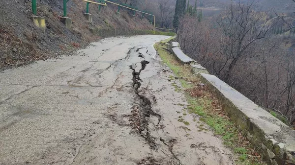 На участке автомобильной дороги Алушта – Рабочий Уголок прекращено движение всех видов транспорта