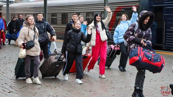 На железнодорожный вокзал Симферополя прибыл поезд с детьми из Белгородской области