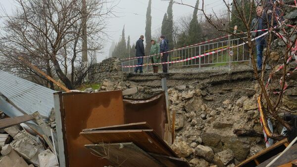 В районе поселка Никита в Ялте упала еще одна подпорная стена