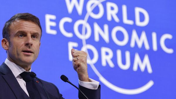 Президент Франции Эммануэль Макрон выступает с речью на пленарном заседании Всемирного экономического форума (ВЭФ) в Давосе