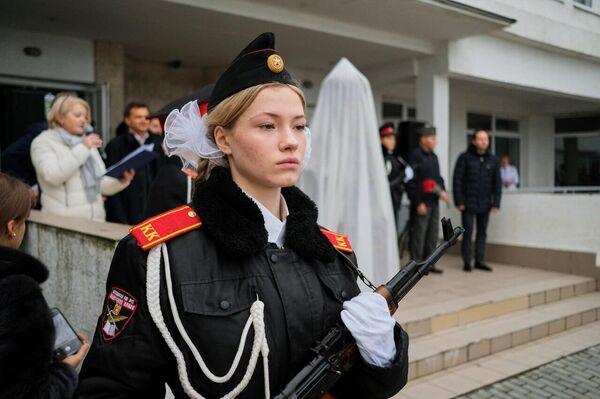 В школе №11 в Ялте открыли бюст российскому царю Александру III