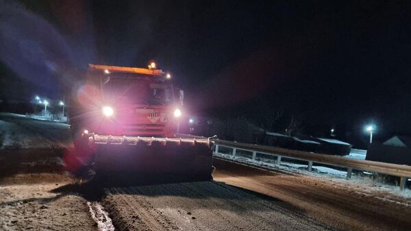 Расчистка дорог от снега в Крыму