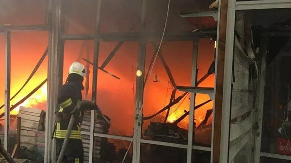 Спасатель при тушении пожара в Азербайджане
