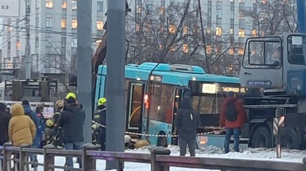 Автобус в Петербурге выехал на тротуар с пешеходами