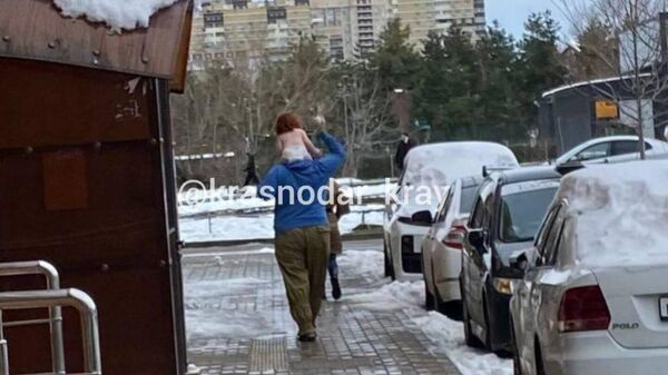 Мужчина в Краснодаре вынес на мороз ребенка в одном подгузнике