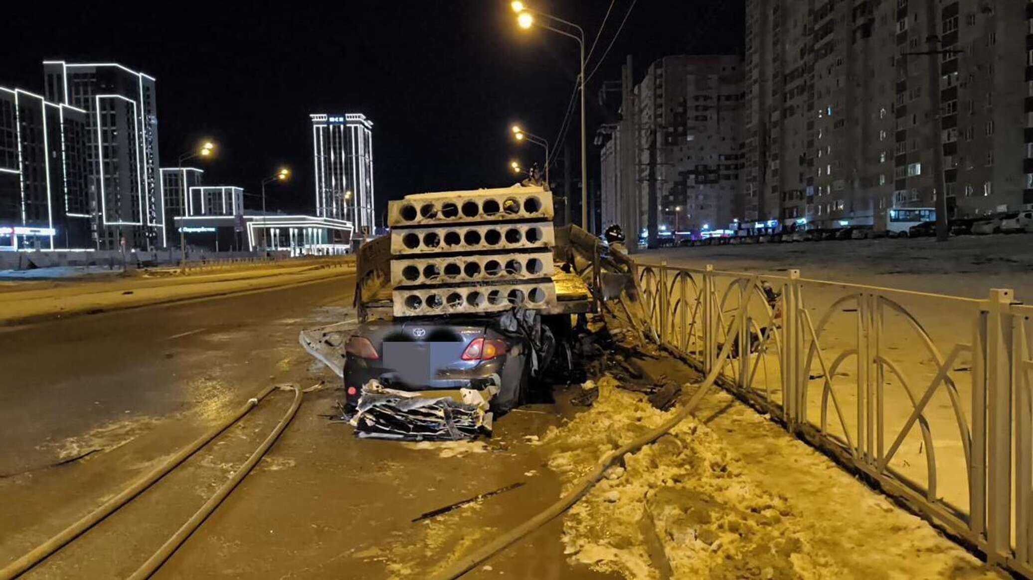 Toyota на скорости въехала под фуру и сгорела – погиб 19-летний водитель -  РИА Новости Крым, 27.01.2024