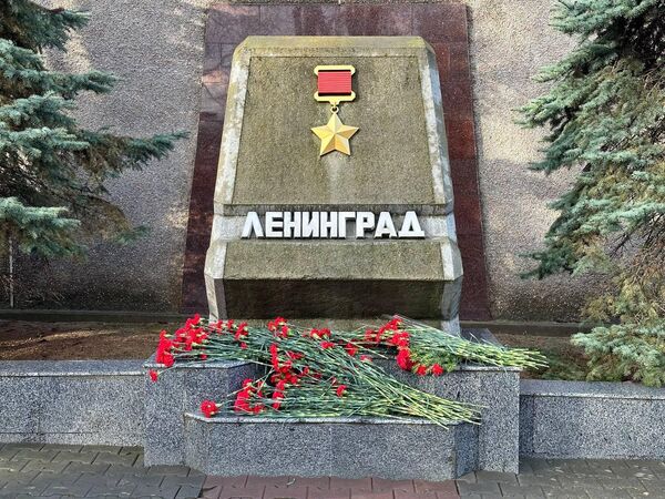 В Севастополе у стелы Ленинграда состоялась церемония возложения цветов В Севастополе у стелы Ленинграда состоялась церемония возложения цветов