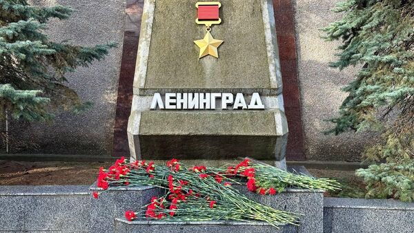 В Севастополе у стелы Ленинграда состоялась церемония возложения цветов