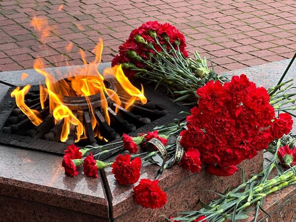 В Севастополе у стелы Ленинграда состоялась церемония возложения цветов В Севастополе у стелы Ленинграда состоялась церемония возложения цветов