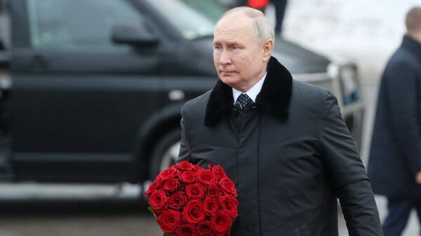 Президент РФ Владимир Путин на церемонии возложения цветов к мемориалу Рубежный камень на Невском пятачке