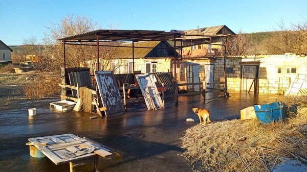 Придомовой участок в потребительском кооперативе ЖСК Паровоз № Ел-2500 в Севастополе - вода осталась после паводка и замерзла