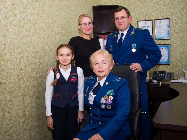 Валентина Федоровна с сыном Евгением, невесткой Марией и внучкой Катенькой Валентина Федоровна с сыном Евгением, невесткой Марией и внучкой Катенькой