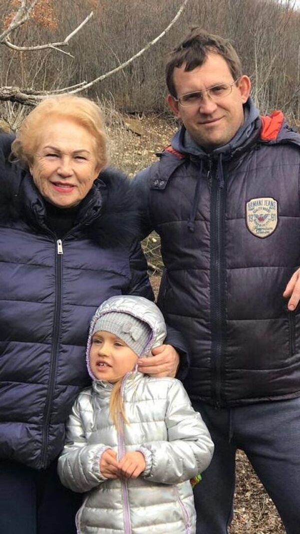 Валентина Федоровна с сыном Евгением и внучкой Катенькой Валентина Федоровна с сыном Евгением и внучкой Катенькой