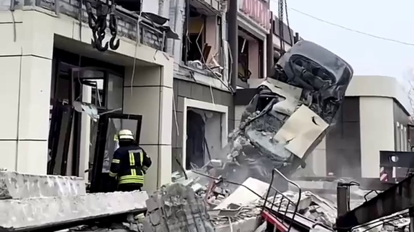 Спасатели МЧС России на месте обрушения здания пекарни в Лисичанске ЛНР