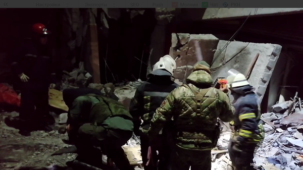 Спасатели МЧС России на месте обрушения здания пекарни в Лисичанске ЛНР