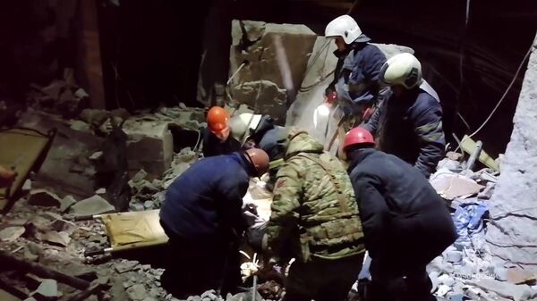 Спасатели разбирают завалы после обстрела ВСУ пекарни в Лисичанске