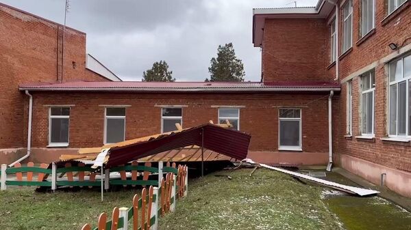Ураганный ветер снес кровлю школы на Кубани